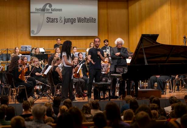 26 09 2025, International Classical Music Festival Festival of Nations 2025, in the Kurhaus Bad Wörishofen Unterallgäu , Klassik for Kids school concert for schoolchildren in the Kursaal with the vbw Festival Orchestra and Christoph Adt conductor , star guest pianist Igor Levit Germany , here addressing the kids 26 09 202