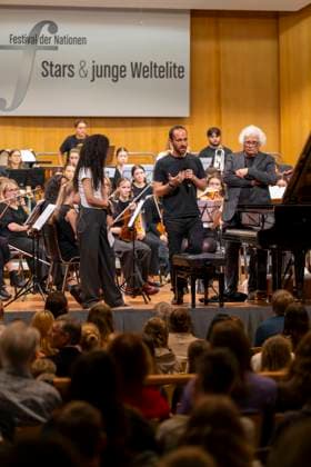 26 09 2025, International Classical Music Festival Festival of Nations 2025, in the Kurhaus Bad Wörishofen Unterallgäu , Klassik for Kids school concert for schoolchildren in the Kursaal with the vbw Festival Orchestra and Christoph Adt conductor , star guest pianist Igor Levit Germany , here addressing the kids 26 09 202