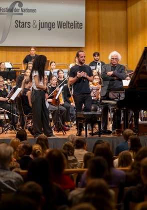 26 09 2025, International Classical Music Festival Festival of Nations 2025, in the Kurhaus Bad Wörishofen Unterallgäu , Klassik for Kids school concert for schoolchildren in the Kursaal with the vbw Festival Orchestra and Christoph Adt conductor , star guest pianist Igor Levit Germany , here addressing the kids 26 09 202