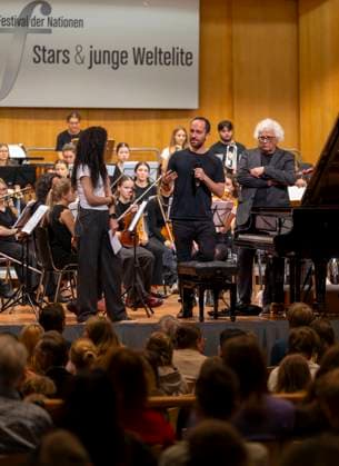 26 09 2025, International Classical Music Festival Festival of Nations 2025, in the Kurhaus Bad Wörishofen Unterallgäu , Klassik for Kids school concert for schoolchildren in the Kursaal with the vbw Festival Orchestra and Christoph Adt conductor , star guest pianist Igor Levit Germany , here addressing the kids 26 09 202
