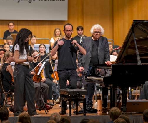 26 09 2025, International Classical Music Festival Festival of Nations 2025, in the Kurhaus Bad Wörishofen Unterallgäu , Klassik for Kids school concert for schoolchildren in the Kursaal with the vbw Festival Orchestra and Christoph Adt conductor , star guest pianist Igor Levit Germany , here addressing the kids 26 09 202