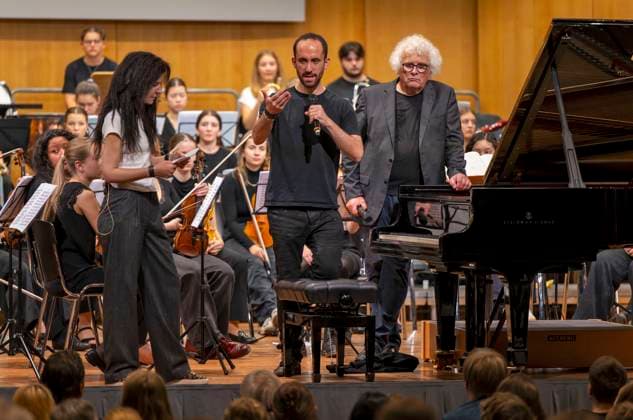 26 09 2025, International Classical Music Festival Festival of Nations 2025, in the Kurhaus Bad Wörishofen Unterallgäu , Klassik for Kids school concert for schoolchildren in the Kursaal with the vbw Festival Orchestra and Christoph Adt conductor , star guest pianist Igor Levit Germany , here addressing the kids 26 09 202