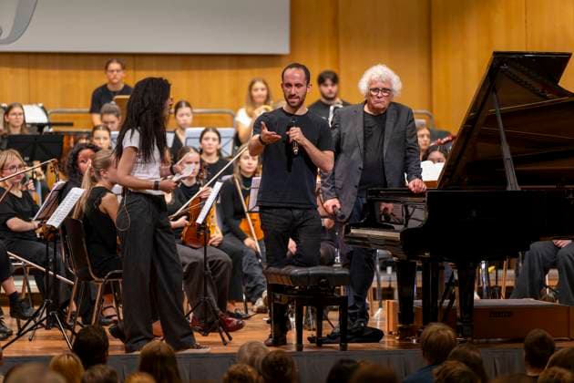 26 09 2025, International Classical Music Festival Festival of Nations 2025, in the Kurhaus Bad Wörishofen Unterallgäu , Klassik for Kids school concert for schoolchildren in the Kursaal with the vbw Festival Orchestra and Christoph Adt conductor , star guest pianist Igor Levit Germany , here addressing the kids 26 09 202