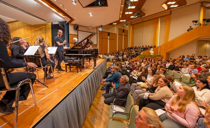 26 09 2025, International Classical Music Festival Festival of Nations 2025, in the Kurhaus Bad Wörishofen Unterallgäu , Klassik for Kids school concert for schoolchildren in the Kursaal with the vbw Festival Orchestra and Christoph Adt conductor , star guest pianist Igor Levit Germany , here addressing the kids 26 09 202