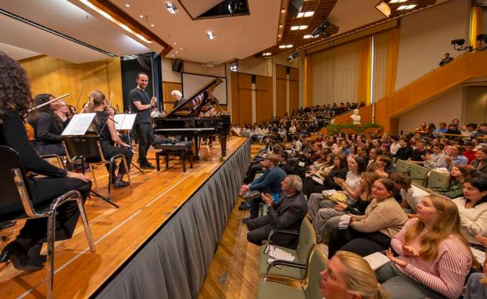 26 09 2025, International Classical Music Festival Festival of Nations 2025, in the Kurhaus Bad Wörishofen Unterallgäu , Klassik for Kids school concert for schoolchildren in the Kursaal with the vbw Festival Orchestra and Christoph Adt conductor , star guest pianist Igor Levit Germany , here addressing the kids 26 09 202
