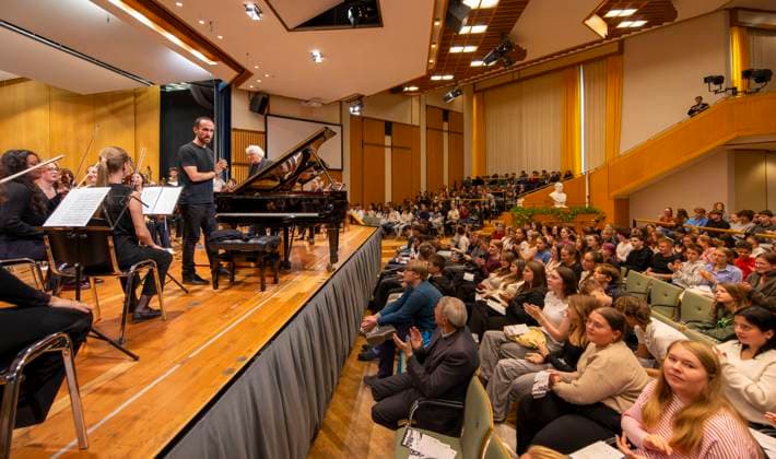 26 09 2025, International Classical Music Festival Festival of Nations 2025, in the Kurhaus Bad Wörishofen Unterallgäu , Klassik for Kids school concert for schoolchildren in the Kursaal with the vbw Festival Orchestra and Christoph Adt conductor , star guest pianist Igor Levit Germany , here addressing the kids 26 09 202