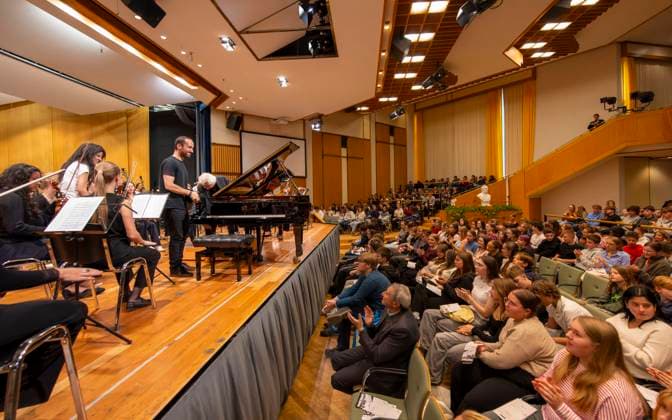 26 09 2025, International Classical Music Festival Festival of Nations 2025, in the Kurhaus Bad Wörishofen Unterallgäu , Klassik for Kids school concert for schoolchildren in the Kursaal with the vbw Festival Orchestra and Christoph Adt conductor , star guest pianist Igor Levit Germany , here addressing the kids 26 09 202