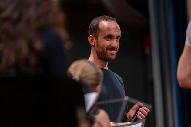 26 09 2025, International Classical Music Festival Festival of Nations 2025, in the Kurhaus Bad Wörishofen Unterallgäu , Klassik for Kids school concert for schoolchildren in the Kursaal with the vbw Festival Orchestra and Christoph Adt conductor , star guest pianist Igor Levit Germany , here addressing the kids 26 09 202