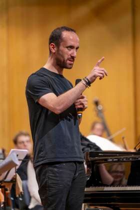 26 09 2025, International Classical Music Festival Festival of Nations 2025, in the Kurhaus Bad Wörishofen Unterallgäu , Klassik for Kids school concert for schoolchildren in the Kursaal with the vbw Festival Orchestra and Christoph Adt conductor , star guest pianist Igor Levit Germany , here addressing the kids 26 09 202