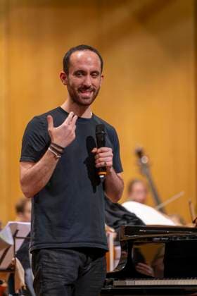 26 09 2025, International Classical Music Festival Festival of Nations 2025, in the Kurhaus Bad Wörishofen Unterallgäu , Klassik for Kids school concert for schoolchildren in the Kursaal with the vbw Festival Orchestra and Christoph Adt conductor , star guest pianist Igor Levit Germany , here addressing the kids 26 09 202
