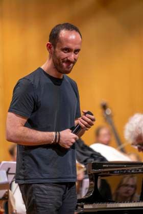 26 09 2025, International Classical Music Festival Festival of Nations 2025, in the Kurhaus Bad Wörishofen Unterallgäu , Klassik for Kids school concert for schoolchildren in the Kursaal with the vbw Festival Orchestra and Christoph Adt conductor , star guest pianist Igor Levit Germany , here addressing the kids 26 09 202
