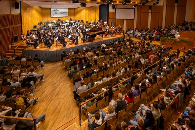 26 09 2025, International Classical Music Festival Festival of Nations 2025, in the Kurhaus Bad Wörishofen Unterallgäu , Klassik for Kids school concert for schoolchildren in the Kursaal with the vbw Festival Orchestra and Christoph Adt conductor , star guest pianist Igor Levit Germany at the piano 26 09 2025, Classical Music Festival Bad Wörishofe