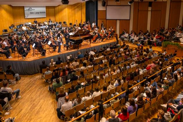 26 09 2025, International Classical Music Festival Festival of Nations 2025, in the Kurhaus Bad Wörishofen Unterallgäu , Klassik for Kids school concert for schoolchildren in the Kursaal with the vbw Festival Orchestra and Christoph Adt conductor , star guest pianist Igor Levit Germany at the piano 26 09 2025, Classical Music Festival Bad Wörishofe