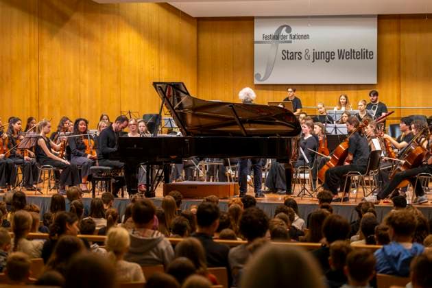 26 09 2025, International Classical Music Festival Festival of Nations 2025, in the Kurhaus Bad Wörishofen Unterallgäu , Klassik for Kids school concert for schoolchildren in the Kursaal with the vbw Festival Orchestra and Christoph Adt conductor , star guest pianist Igor Levit Germany at the piano 26 09 2025, Classical Music Festival Bad Wörishofe