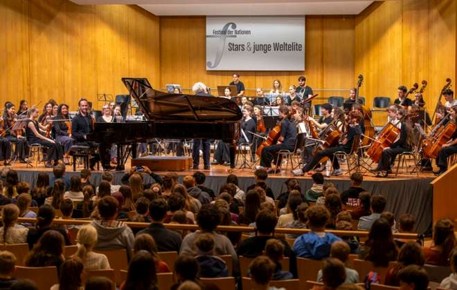 26 09 2025, International Classical Music Festival Festival of Nations 2025, in the Kurhaus Bad Wörishofen Unterallgäu , Klassik for Kids school concert for schoolchildren in the Kursaal with the vbw Festival Orchestra and Christoph Adt conductor , star guest pianist Igor Levit Germany at the piano 26 09 2025, Classical Music Festival Bad Wörishofe