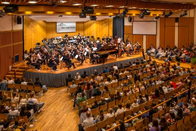 26 09 2025, International Classical Music Festival Festival of Nations 2025, in the Kurhaus Bad Wörishofen Unterallgäu , Klassik for Kids school concert for schoolchildren in the Kursaal with the vbw Festival Orchestra and Christoph Adt conductor , star guest pianist Igor Levit Germany at the piano 26 09 2025, Classical Music Festival Bad Wörishofe