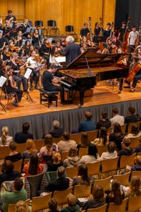 26 09 2025, International Classical Music Festival Festival of Nations 2025, in the Kurhaus Bad Wörishofen Unterallgäu , Klassik for Kids school concert for schoolchildren in the Kursaal with the vbw Festival Orchestra and Christoph Adt conductor , star guest pianist Igor Levit Germany at the piano 26 09 2025, Classical Music Festival Bad Wörishofe