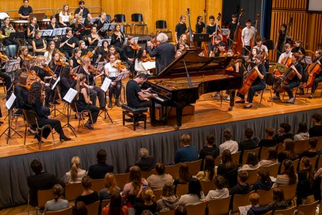 26 09 2025, International Classical Music Festival Festival of Nations 2025, in the Kurhaus Bad Wörishofen Unterallgäu , Klassik for Kids school concert for schoolchildren in the Kursaal with the vbw Festival Orchestra and Christoph Adt conductor , star guest pianist Igor Levit Germany at the piano 26 09 2025, Classical Music Festival Bad Wörishofe