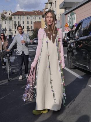MFW - A Parade of Eccentric Outfits Guest with an eccentric outfit during the Milan Women s Fashion Week Spring Summer 2026 in Milan, Italy on September 26, 2025. Photo by Luca Ponti IPA ABACAPRESS.COM Milan Italy  Copyright: xIPA ABACAx