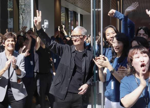 Apple flagship store reopens in Tokyo Ginza area Apple Inc. CEO Tim Cook (C) visits a flagship store in Tokyo s Ginza shopping district on Sept. 26, 2025, following its grand reopening at its original location after renovation.  A14AA0004882485P