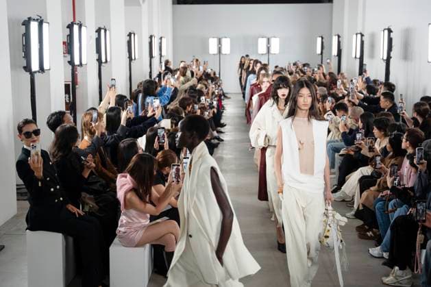 Entertainment Bilder des Tages Milan Fashion Week - Women S S 2026 Sportmax Fashion Show Catwalk Milan, Italy Milan Fashion Week - Women S S 2026 Sportmax Fashion Show Catwalk Milan, Italy 26th September 2025  Copyright: xCristianxIncarbonax