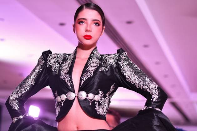 Spring Colors Fashion Week de Madrid - 26 Sep 2025 A model walks the runway wearing a design by Adan Terriquez during the Spring Colors Fashion Week de Madrid at Hotel Princesa. Madrid Spain Copyright: xAtilanoxGarciax xSOPAxImagesx FOTO49624