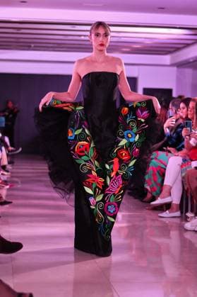 Spring Colors Fashion Week de Madrid - 26 Sep 2025 A model walks the runway wearing a design by Adan Terriquez during the Spring Colors Fashion Week de Madrid at Hotel Princesa. Madrid Spain Copyright: xAtilanoxGarciax xSOPAxImagesx FOTO49627
