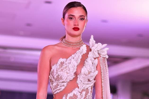 Spring Colors Fashion Week de Madrid - 26 Sep 2025 A model walks the runway wearing a design by Jose Zafra during the Spring Colors Fashion Week de Madrid at Hotel Princesa. Madrid Spain Copyright: xAtilanoxGarciax xSOPAxImagesx FOTO49685