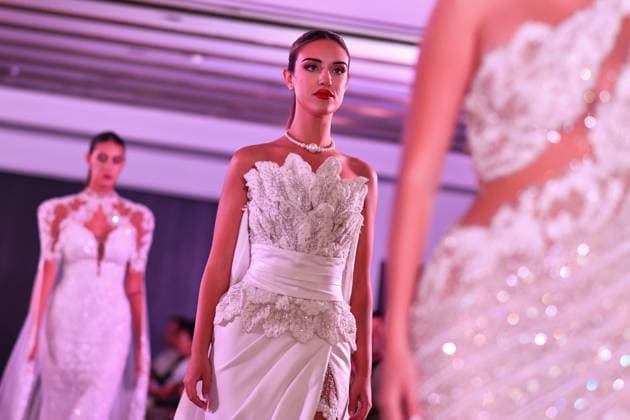 Spring Colors Fashion Week de Madrid - 26 Sep 2025 A model walks the runway wearing a design by Jose Zafra during the Spring Colors Fashion Week de Madrid at Hotel Princesa. Madrid Spain Copyright: xAtilanoxGarciax xSOPAxImagesx FOTO49686