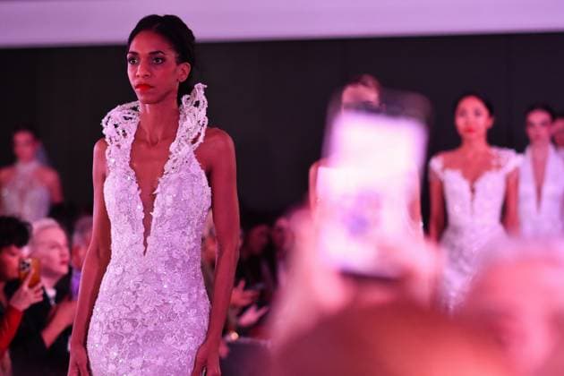 Spring Colors Fashion Week de Madrid - 26 Sep 2025 A model walks the runway wearing a design by Jose Zafra during the Spring Colors Fashion Week de Madrid at Hotel Princesa. Madrid Spain Copyright: xAtilanoxGarciax xSOPAxImagesx FOTO49689