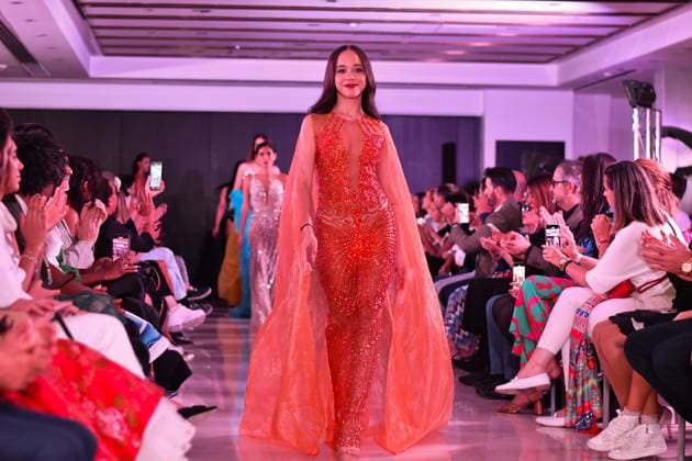 Spring Colors Fashion Week de Madrid - 26 Sep 2025 A model walks the runway wearing a design by Jarul Mercedes during the Spring Colors Fashion Week de Madrid at Hotel Princesa. Madrid Spain Copyright: xAtilanoxGarciax xSOPAxImagesx FOTO49744