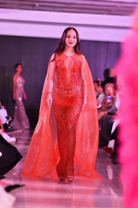 Spring Colors Fashion Week de Madrid - 26 Sep 2025 A model walks the runway wearing a design by Jarul Mercedes during the Spring Colors Fashion Week de Madrid at Hotel Princesa. Madrid Spain Copyright: xAtilanoxGarciax xSOPAxImagesx FOTO49716