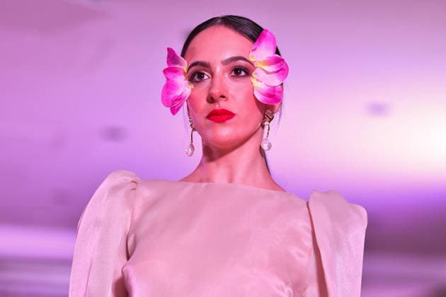 Spring Colors Fashion Week de Madrid - 26 Sep 2025 A model walks the runway wearing a design by Liet Paris during the Spring Colors Fashion Week de Madrid at Hotel Princesa. Madrid Spain Copyright: xAtilanoxGarciax xSOPAxImagesx FOTO49693