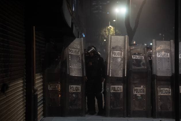 Demonstrators confront riot police during a rally in memory of the 43 missing students from the Ayotzinapa to demand justice for the crime . on September 26, 2025 in Mexico City, Mexico. Mexico City Mexico - ZUMAe321 20250926_zia_e321_046 Copyright: xMarcoxGonzalezx