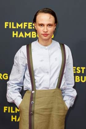 Luna Jordan at the premiere of the movie Smalltown Girl at the 33 Filmfest Hamburg 2025 at Cinemaxx Dammtor Hamburg, 26 09 2025 Foto:xC.xTamckex xFuturexImagex smalltown_5921