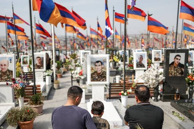 Bilder des Jahres 2025, News September 09 ARMENIA, YEREVAN - SEPTEMBER 27, 2025: People lay flowers on the graves at Yerablur Military Pantheon during the commemoration of the 5th anniversary of the Second Nagorno Karabakh War (also known as the 44-Day Artsakh War) Yerevan Armenia  - ZUMAt113 20250927_zaa_t113_019 Copyright: xAlexanderxPatrinx