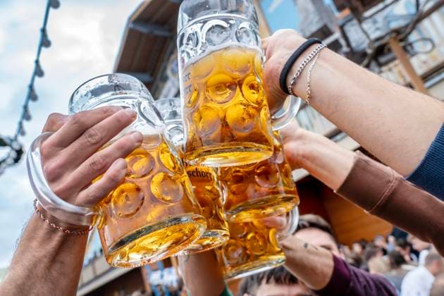 Oktoberfest, durstige Besucher trinken ihre Mass Bier, prosten sich zu, kaltes Wiesnwetter am Freitagnachmittag, München, September 2025 Deutschland, München, September 2025, Oktoberfest, durstige Wiesnbesucher trinken ihre Mass Bier, prosten sich zu, im Biergarten vor dem Hacker Festzelt, Wiesnwetter wechselhaft, Temperaturen am Freitagnachmittag bei 13 Grad,, typisch bayerisch, Wochenende, Volksfest, Bayern, *** Oktoberfest, thirsty visitors drink their mass of beer, toast each other, cold Wiesn weather on Friday afternoon, Munich, September 2025 Germany, Munich, September 2025, Oktoberfest, thirsty Wiesn visitors drink their mass of beer, toast each other, in the beer garden in front of the Hacker tent, Wiesn weather changeable, temp
