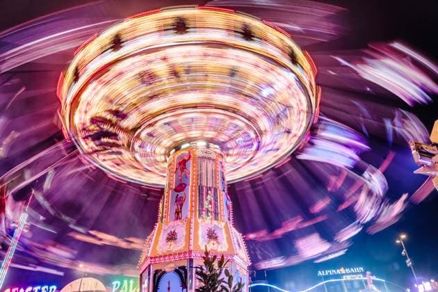 Bilder des Jahres 2025, News September 09 Oktoberfest 2025, Wiesngaudi im Karussell Wellenflug, Freitagabend, München, 26. September 2025 Deutschland, München, September 2025, Oktoberfest 2025, Wiesngaudi im Karussell Wellenflug Fahrgeschäft, die Langzeitbelichtung lässt die Bewegungen verwischen, Freitagabend, bayerisch, Volksfest, Wochenende, Bayern,