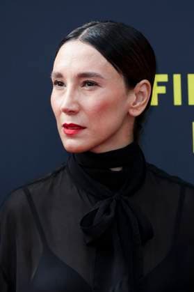 abb Sibel Kekilli Actress on the Red Carpet at the Cinema Film Premiere Premiere Film Yunan at Filmfest Hamburg at Cinemaxx Kino am Dammtor on September 27, 2025 in Hamburg Hamburg Germany