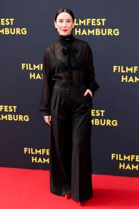 abb Sibel Kekilli Actress on the Red Carpet at the Cinema Film Premiere Premiere Film Yunan at Filmfest Hamburg at Cinemaxx Kino am Dammtor on September 27, 2025 in Hamburg Hamburg Germany