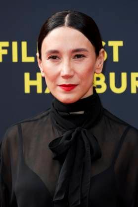 abb Sibel Kekilli Actress on the Red Carpet at the Cinema Film Premiere Premiere Film Yunan at Filmfest Hamburg at Cinemaxx Kino am Dammtor on September 27, 2025 in Hamburg Hamburg Germany