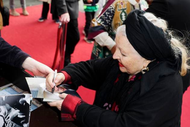 abb Hanna Schygulla actress signs autographs for her fans as a guest on the red carpet at the premiere of the movie Yunan at the Filmfest Hamburg at Cinemaxx Kino am Dammtor on September 27, 2025 in Hamburg Hamburg Germany
