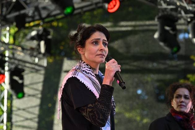 Bilder des Jahres 2025, News September 09 News Bilder des Tages Kundgebung All Eyes on Gaza am Samstag (27.09.2025) an der Siegessaeule im Tiergarten in Berlin. (Foto: Schauspielerin Pegah Ferydoni, Moderation der Kundgebung) Mehr als 50 Organisationen unterstuetzen den Aufruf zur Kundgebung, darunter Amnesty International und medico international. Das breite Buendnis will damit in Berlin ein Zeichen gegen den Krieg in Gaza und Waffenlieferungen an Israel setzen. (Siehe epd-Meldung vom 27.09.2025) EDITORIAL USE ONLY *** Rally All Eyes on Gaza on Saturday 27 09 2025 at the Victory Column in Tiergarten in Berlin Photo Actress Pegah Ferydoni, moderator of the rally More than 50 organizations support the call for the rally, including Amnesty International and medico international The broad alliance wants Copyright: epd-bild ChristianxDitsch epd-Gaza_Demo20 - Kopieren