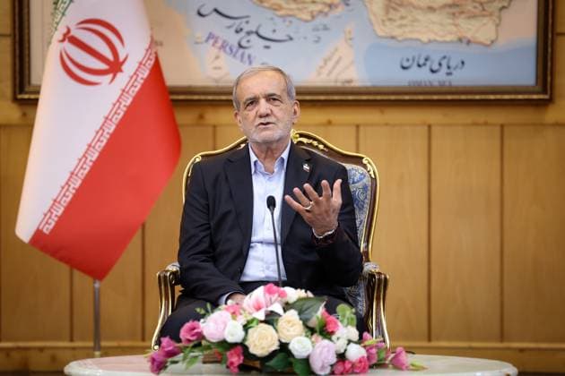 News Bilder des Tages Iranian President Masoud Pezeshkian TEHRAN, IRAN - SEPTEMBER 27: (----EDITORIAL USE ONLY - MANDATORY CREDIT - IRANIAN PRESIDENCY HANDOUT - NO MARKETING NO ADVERTISING CAMPAIGNS - DISTRIBUTED AS A SERVICE TO CLIENTS----) Iranian President Masoud Pezeshkian speaks during a press conference after arriving at Mehrabad Airport in Tehran, Iran on September 27, 2025, upon returning from New York, where he attended the United Nations (UN) General Assembly. Iranian Presidency Handout Anadolu Tehran Iran. Editorial use only. Please get in touch for any other usage.  Copyright: x2025xAnadoluxIranianxPresidencyx xHandoutx