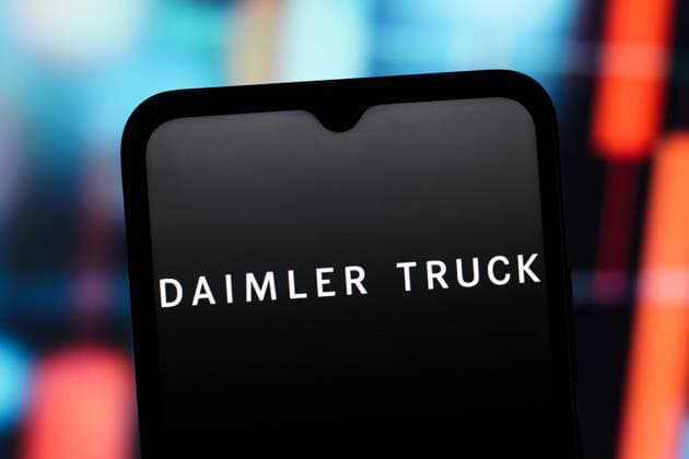 Photo illustration in Canada - 27 Sep 2025 In this photo illustration, the Daimler Truck logo is seen displayed on a smartphone screen. Canada Copyright: xThomasxFullerx xSOPAxImagesx TFSPI_27092025-1115
