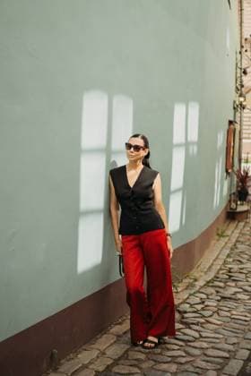 Creative Highlight Symbolbilder MR_ID31235_22554_DianaSklarova.jpg A fashionable woman stands against a sunlit wall, dressed in elegant attire with sunglasses on, walking through a quaint cobblestone street in a picturesque town Model Released Ellsy_ID31235_1060217_004 Copyright: xEllsyx RECORD DATE NOT STATED