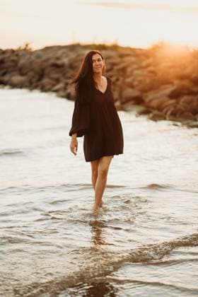 Creative Highlight Symbolbilder MR_ID31236_22555_DianaSklarova.jpg A woman strolls along the seaside during a picturesque sunset, her dress gently swaying with each step. The serene ocean and warm glow create a peaceful scene Model Released Ellsy_ID31236_1060226_004 Copyright: xEllsyx RECORD DATE NOT STATED