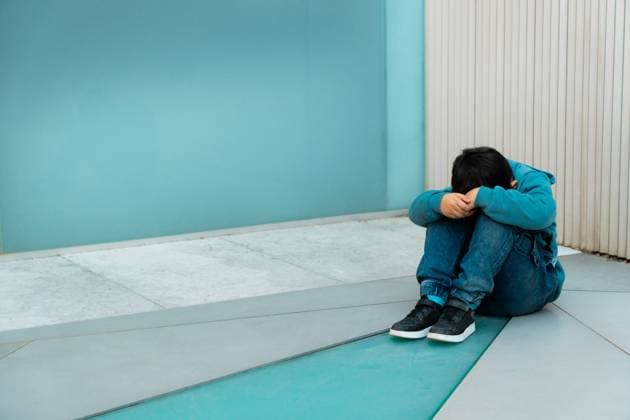 Creative Highlight Symbolbilder MR_ID31122_22463_MarioMartinez-losaLopez.jpg A young boy sits alone with his head in his arms, against a blue wall, depicting feelings of loneliness, sadness, and isolation, often associated with bullying and mental health struggles Model Released KomusoColorsandia_ID31122_1055862_006 Copyright: xKomusoxColorsandiax RECORD DATE NOT STATED
