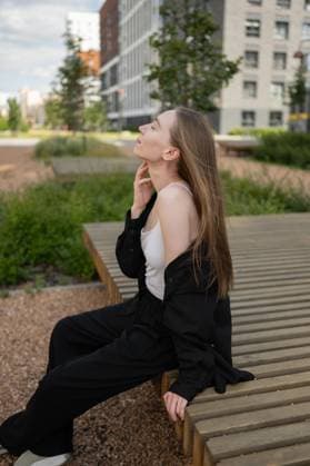 Creative Highlight Symbolbilder MR_ID31254_22567_AlenaZhdanova.jpg A young female biologist enjoys a peaceful moment outdoors, surrounded by nature. Her calm demeanor reflects her passion for ecology and the natural world around her Model Released LiliyaSolopova_ID31254_1060865_042 Copyright: xLiliyaxSolopovax