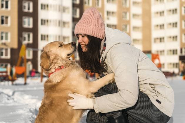 IMAGO Creative, Winter, In der Stadt MR_ID31226_22544_RenataSaburova.jpg A joyful woman cuddles her Labrador retriever on a snowy day, sharing warmth and happiness. The scenic backdrop highlights their bond and the serene winter atmosphere. Model Released PavelG_ID31226_1059849_002 Copyright: xPavelxGx